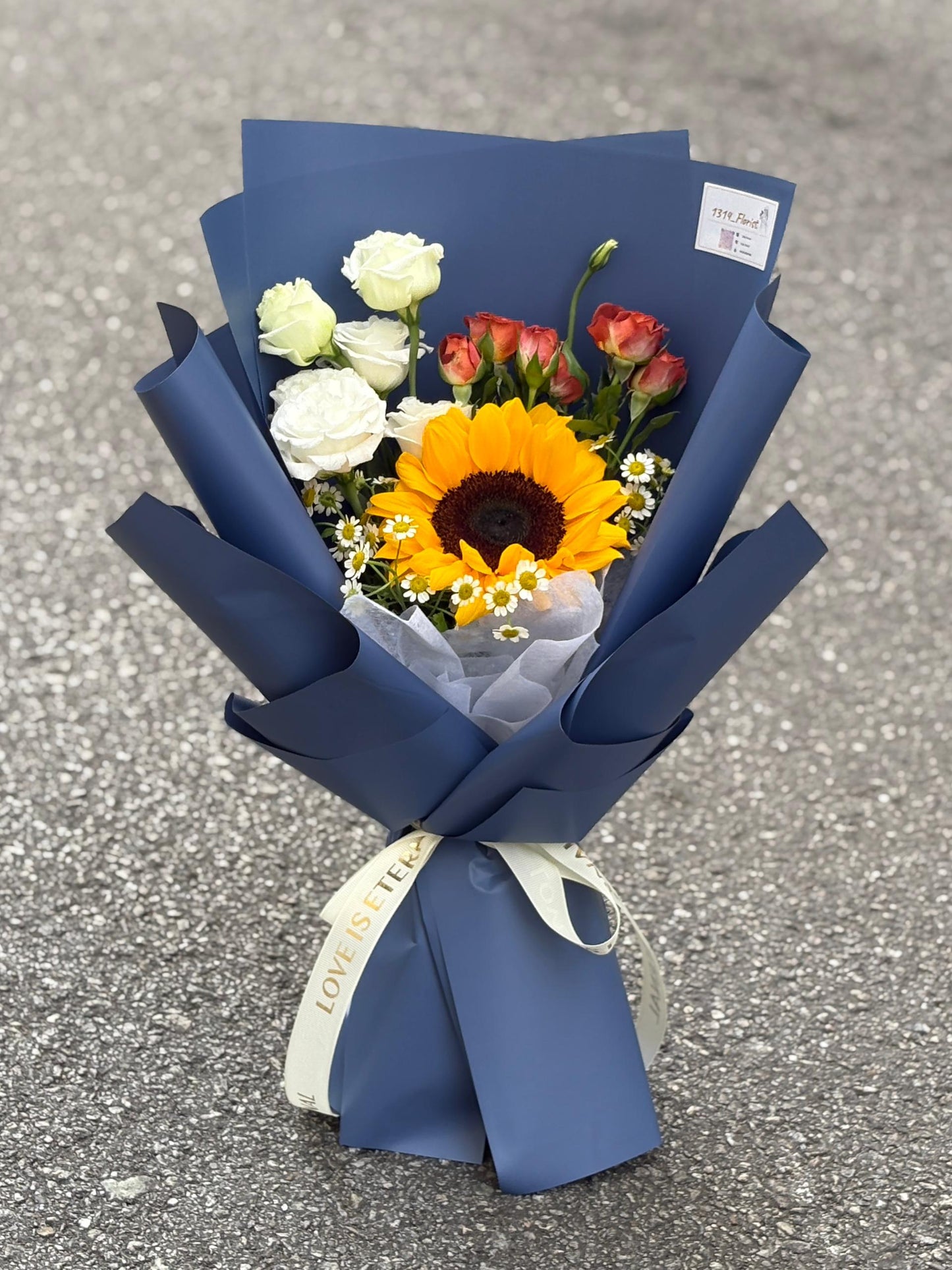 GOLDEN RAYS BOUQUET (NAVY BLUE)