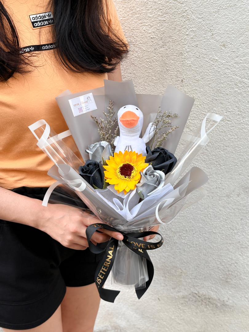 DUCK DOLL SERIES BOUQUET (BLACK GREY)